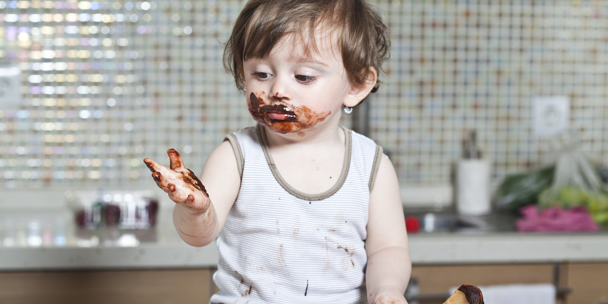 Ребенок измазанный шоколадом